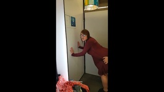 Creampie accidental - 18 años follada por primera vez en un vestidor