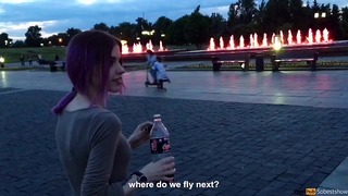 Remaja panas comel melakukan blowjob awam, merangkap dalam mulut dan menelan air mani
