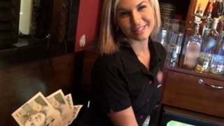 Prachtige blonde bartender wordt gepraat over seks op het werk
