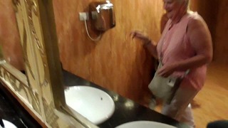 Grand-mère surprise par une éjaculation imparable en public! pornhub