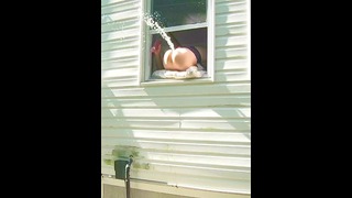 NAPALONY orgazm z dildo tryskający przez okno, gdy sąsiedzi są na zewnątrz!