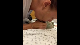 Asistenta medicală este prinsă suge penisul în patul de spital de reabilitare la zi liberă
