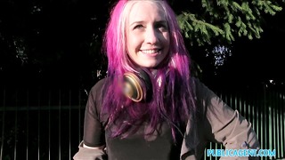Pink Haired Slut Talks Dirty Mens Jævla offentlig