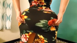 Μεγάλη σφοδρή επιθυμία κρυστάλλινης πεταλούδας γίνεται σε ένα ξενοδοχείο που φοράει σέξι φόρεμα