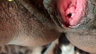 Molliges schwarzes Mädchen masturbiert ihre haarige Muschi und pisst