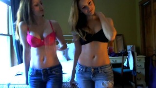 Show de webcam com duas adolescentes sensuais