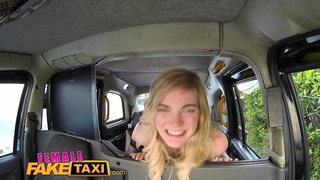 Жена Fake Taxi След студент облизва първата си мокра курва
