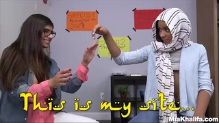 Mia Khalifa - Arabische pornoster met rondingen leert haar moslimvriend hoe ze aan een lul moet zuigen