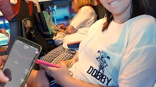 Mein Freund steuert meinen Bluetooth-Dildo im öffentlichen Zug, bis ich…