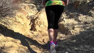 Teen vandrare klättrar hårdpick