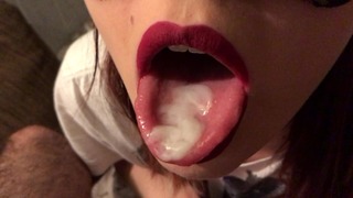 Tiener rode lippenstift close-up pijpbeurt, cum op tong en slikken