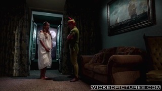 Wicked - Keira Nicole blir slagen av Peter Pan