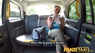Fake Taxi Barmfager blond gymkanin tatovert Milf får anal trening