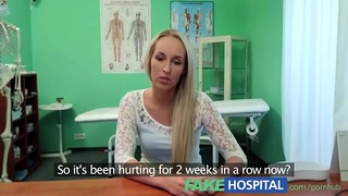 Ο πονοκέφαλος της FakeHospital Blonde γυναικείας θεραπείας από τον κόκορα και τους οργασμούς της