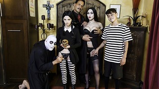 FamilyStrokes - Halloween Kostüm partisi, ürkütücü aile orgy ile biter