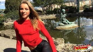 ドイツのスカウト–スキニーカレッジのティーンエミリーがストリートキャスティングで性交する