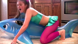 Tesão pigtailed Slut Grinds Inflable Whale to Orgasm