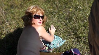 Перверзникът мастурбира на слънчеви бани гола жена на див плаж и празнене POV