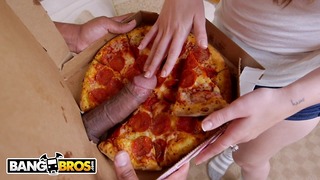 BANGBROS - Levering af pizza i magnumstørrelse til petite teenager Joseline Kelly