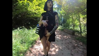 Petite nympho cherche une bite dans un parc publique - Amatør