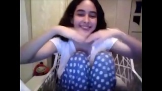 19 Arab Girl pokazuje titst Słodycze - Watch PArt2 On CutesCam.com