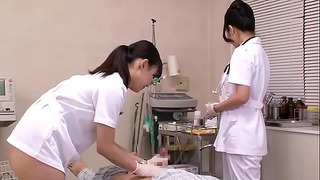 일본 간호사가 환자를 돌 봅니다.