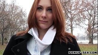 Rødhåret tsjekkisk jente Alice March blir slått for litt penger