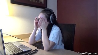 18-jarige Lenna Lux masturbeert in een koptelefoon
