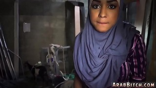Μικρή αραβική πρωκτική και μουσουλμανική κυρία Ένα σημείο πτώσης πτώσης, 23χλμ