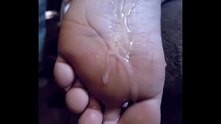 Sperma över mina smutsiga små fötter medan jag blir sval!