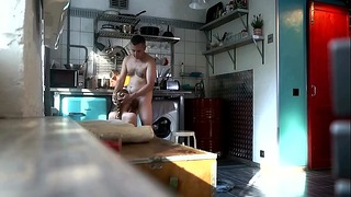 捷克女孩惊人的口交在厨房，隐藏的间谍网络摄像头
