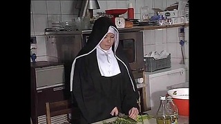 Němec Nun Zadek v kuchyni