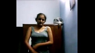 Волосатая индийская любительская девушка раздевается в спальне