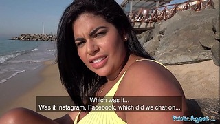 Public Agent Un rendez-vous à l'aveugle pour Latina avec d'énormes seins naturels