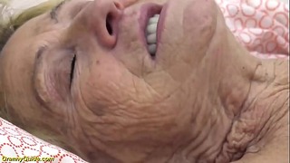 sexy peluda abuela de 90 años golpeada por su toyboy
