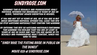 Sindy Rose la fiancée en public sur les dunes