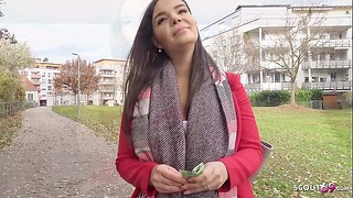 German Scout - Sofie, ado aux gros seins naturels suspendus, parle à baiser au casting de rue