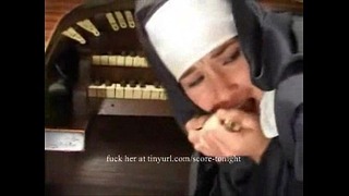 Nun Принуден Gangbang В църквата