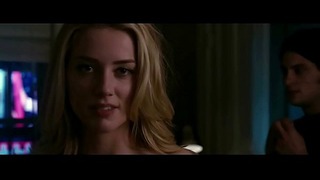 Amber Heard Částečná nahota scéna v sirupu (2014)