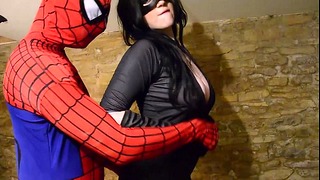 vollbusig Cosplay Catwoman wird Spiderman Web