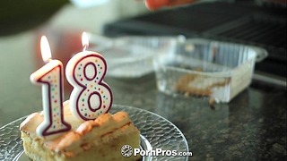 PornPros - Cassidy Ryan fejrer sin 18-års fødselsdag med kage og pik