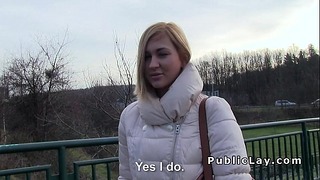 Český student platí blondýna za sex na veřejnosti