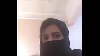 Menina árabe mostrando peitos na câmera