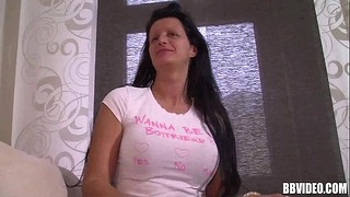 Curvy Darkhair Duitse moeder masturbeert
