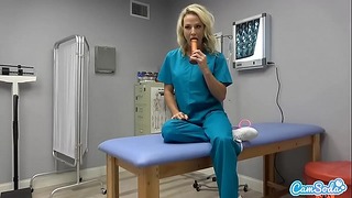 Camsoda - Nurse420 masturbuje v práci během večeře
