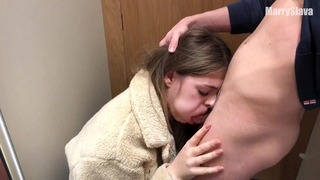 Skør brunette teenager giver en deepthroat i et offentligt omklædningsrum