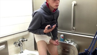 Csinos, fiatal fiatalember maszturbálva kültéri mosdóban