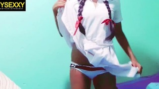 Sexy Schulmädchen aus Sri Lanka spielt mit ihrer Muschi