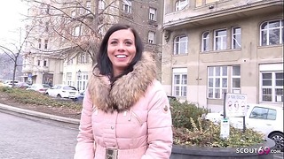 Deutsche Scout - Идеална сладка мама Вики говори за секс на сериозно улично прослушване