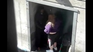Смешная сцена бездомных против шлюхи